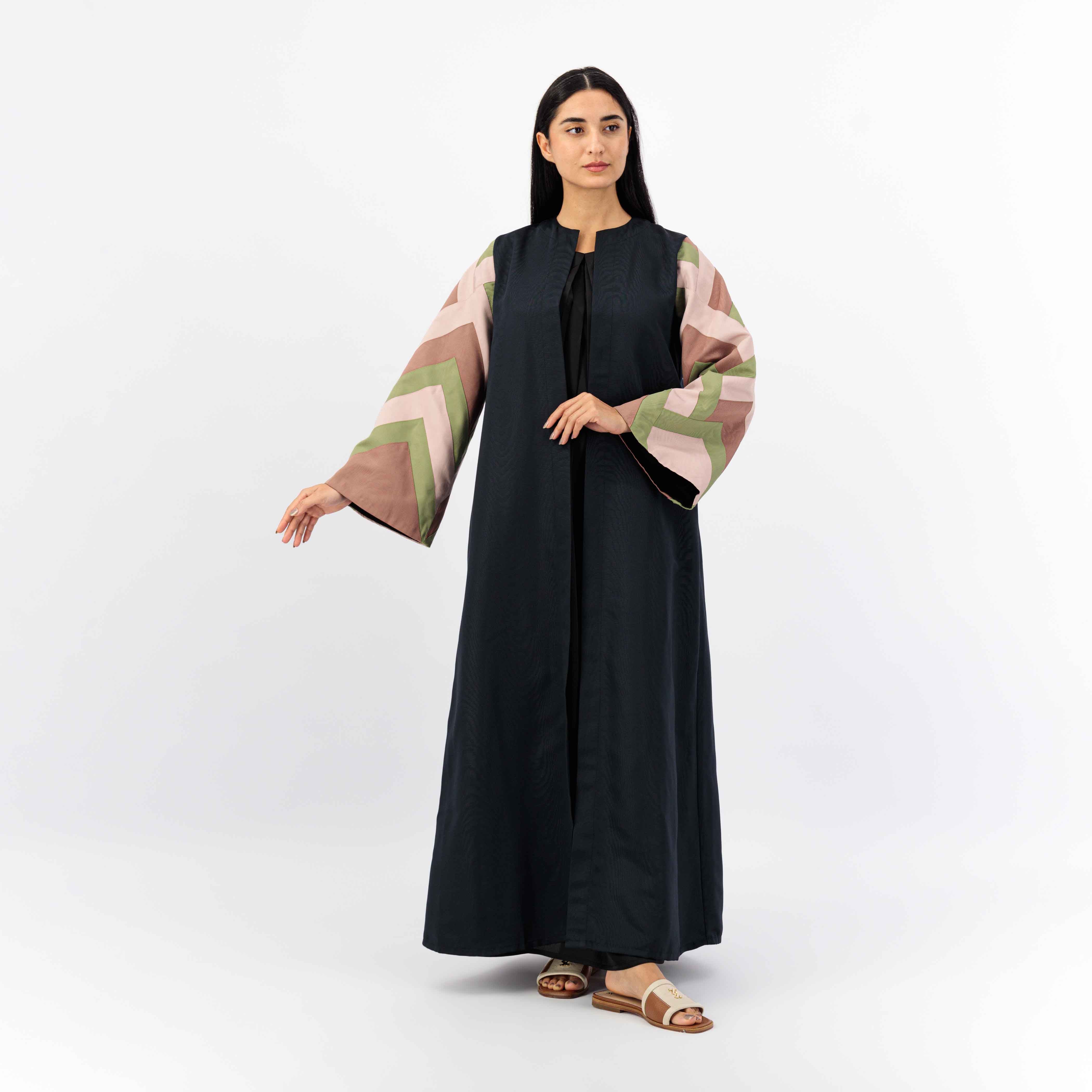 BLACK WOVEN FABRIC ABAYA WITH PATCH IN SLEEVE