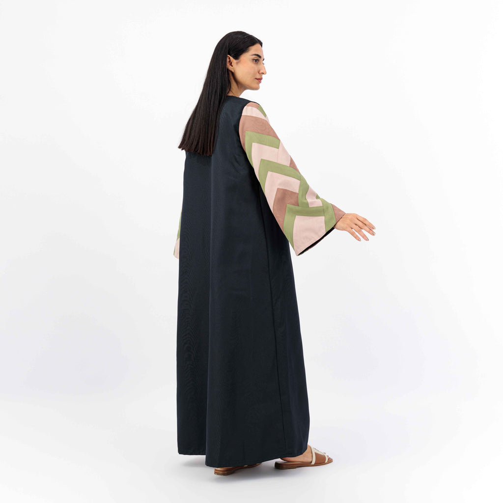 BLACK WOVEN FABRIC ABAYA WITH PATCH IN SLEEVE